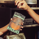 Mojo comparación de tamaño con monedas para referencia práctica