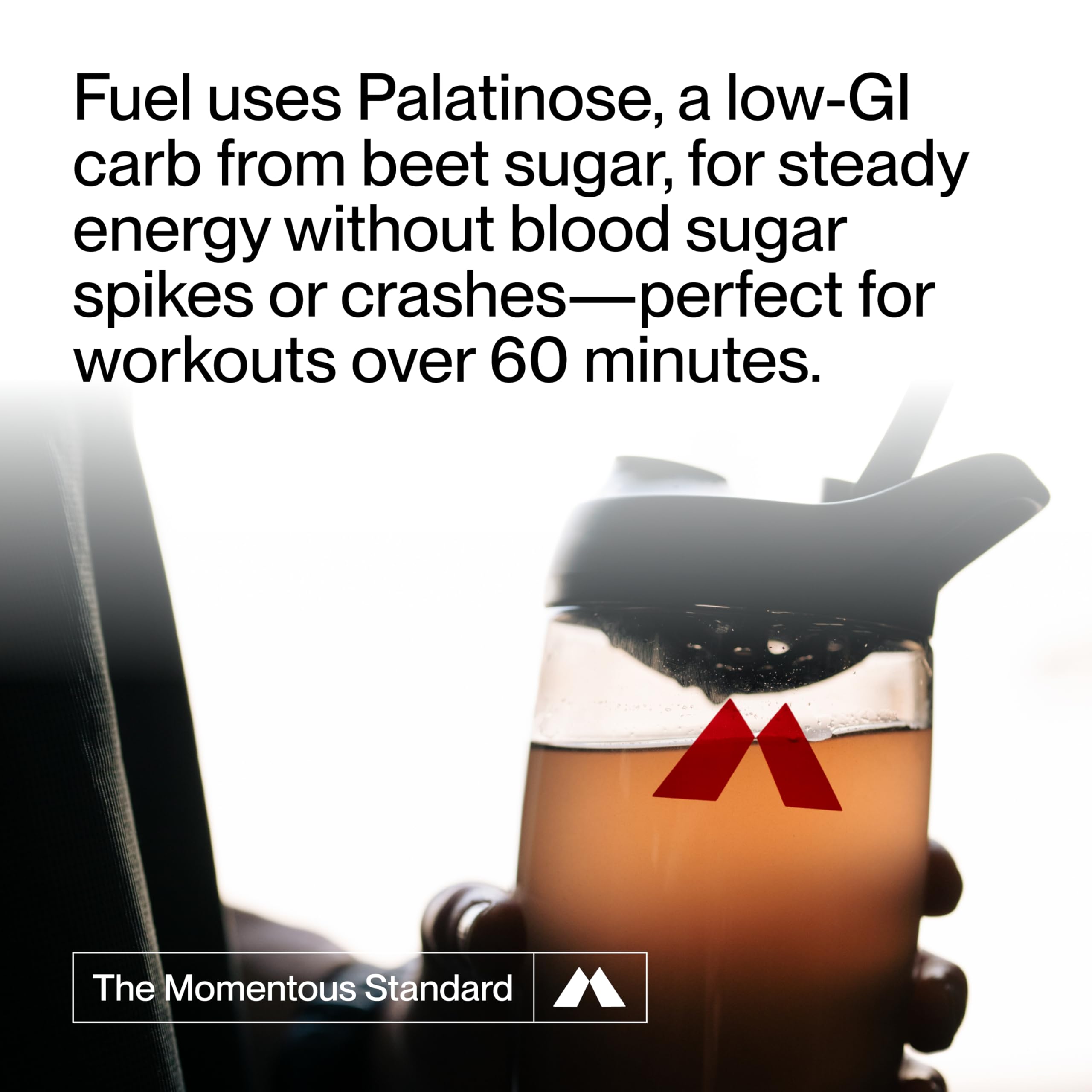 Momentous Fuel vaso mezclado en mano, bebida refrescante para hidratación intra-entreno
