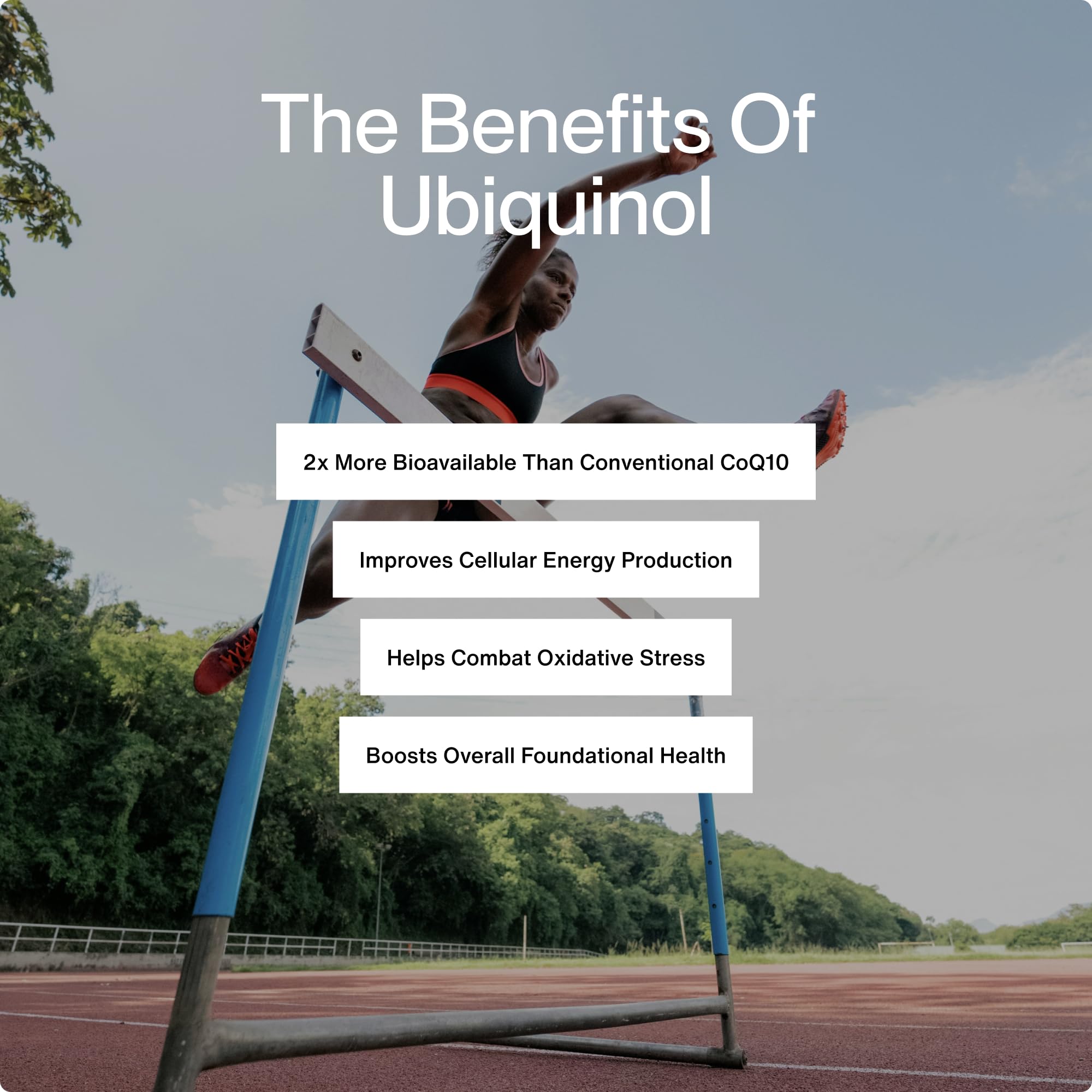 Momentous ubiquinol cápsula en mano para ver tamaño y facilidad de toma