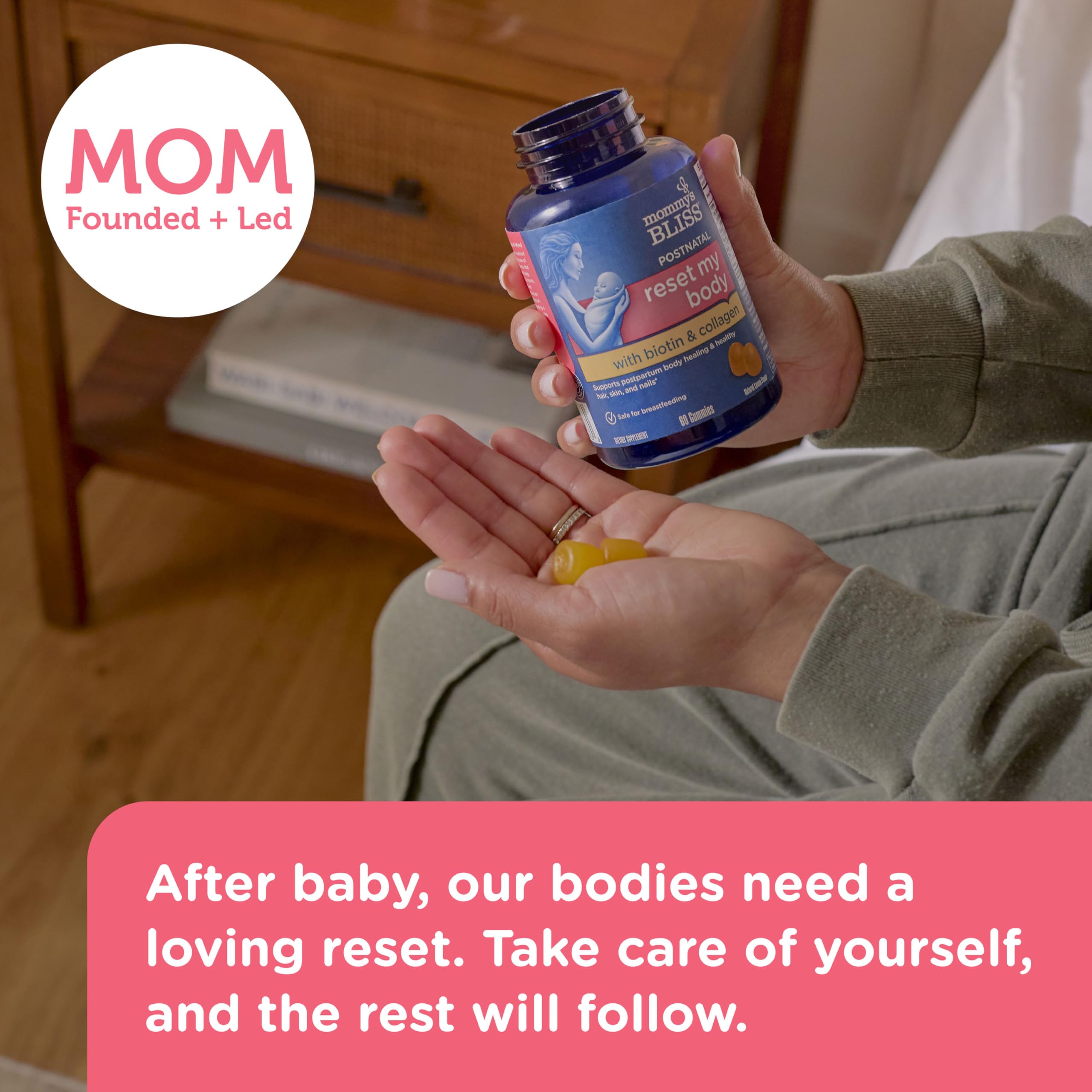 Mommy's Bliss madre tomando gomita en rutina diaria, energía y conveniencia
