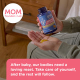 Mommy's Bliss madre tomando gomita en rutina diaria, energía y conveniencia