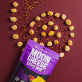 Moon Cheese bocados en plato comparados con utensilios, porciones claras