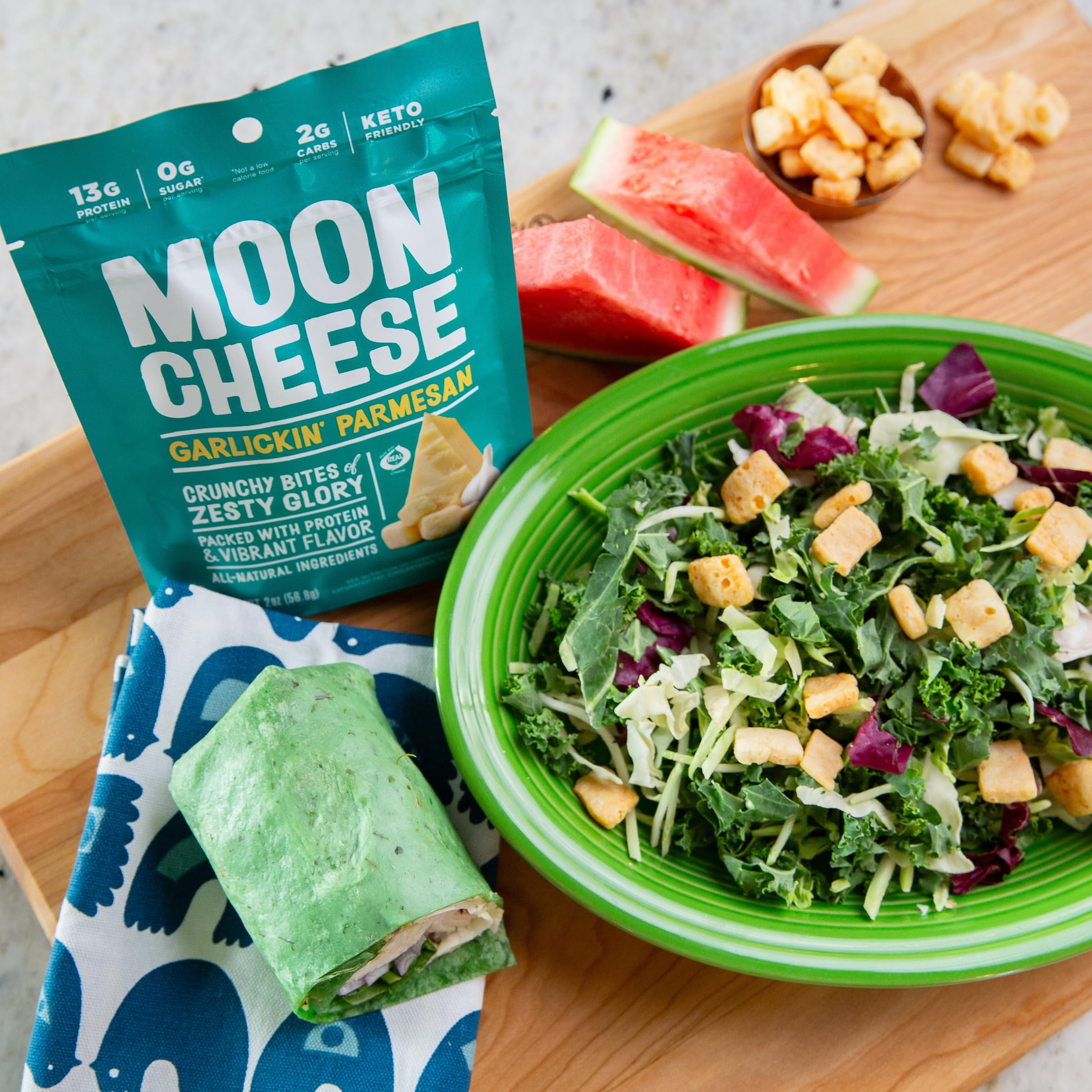 Moon Cheese bocados en plato añaden crujiente a ensaladas y snacks