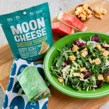 Moon Cheese bocados en plato añaden crujiente a ensaladas y snacks
