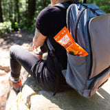 Moon Cheese comparado con mano para tamaño y control de porciones práctico