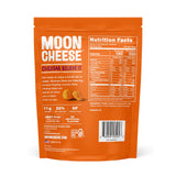 Moon Cheese comparación de tamaño con una mano para referencia de porción