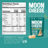 Moon Cheese comparación de tamaño junto a una mano para escala visual