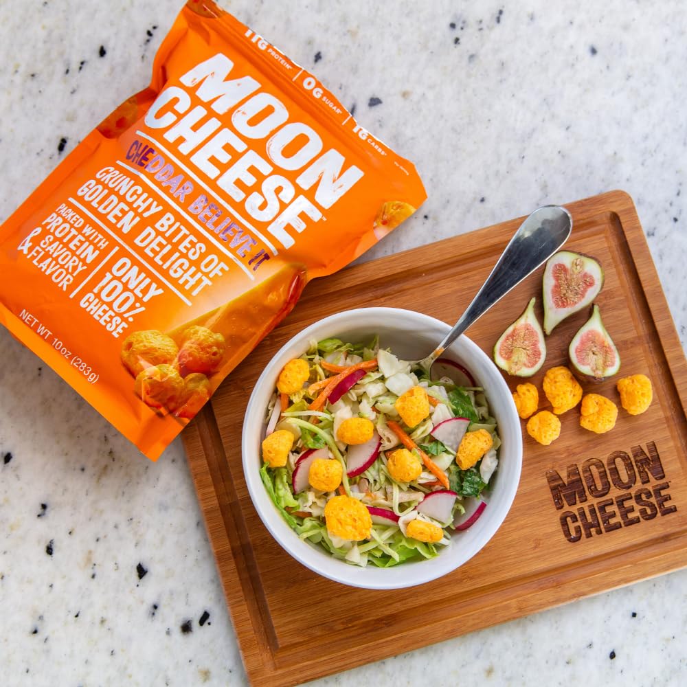 Moon Cheese como topping en ensalada aportando crujido y proteína