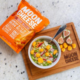 Moon Cheese como topping en ensalada aportando crujido y proteína