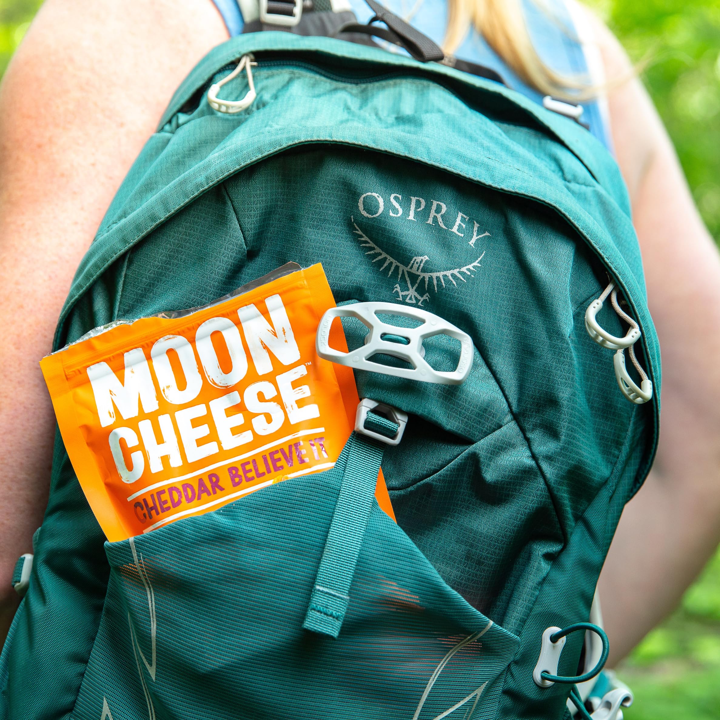 Moon Cheese bolsa abierta dentro de una lonchera, opción para llevar