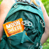 Moon Cheese bolsa abierta dentro de una lonchera, opción para llevar