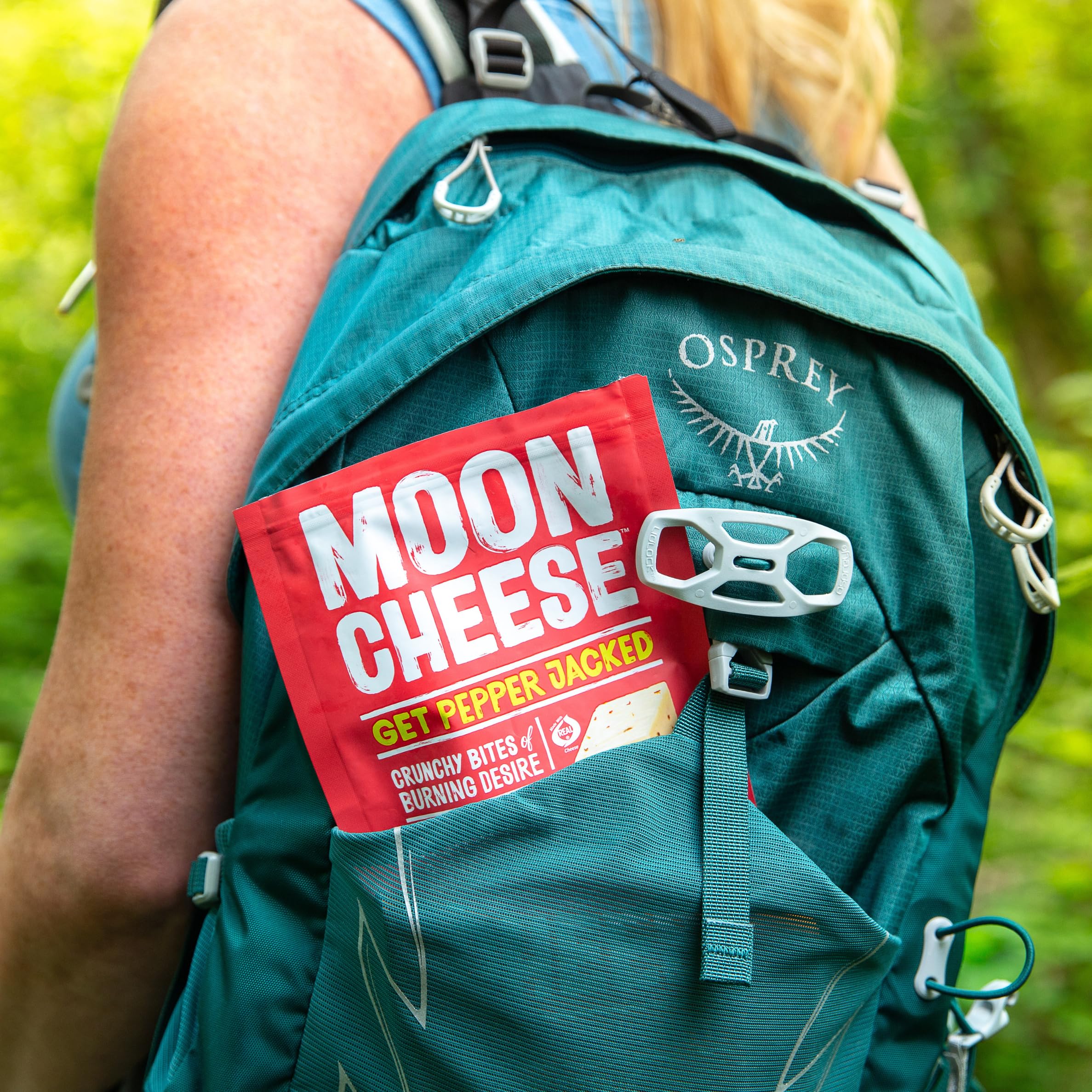 Moon Cheese comparación en mano para mostrar tamaño real