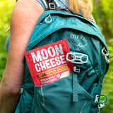 Moon Cheese comparación en mano para mostrar tamaño real