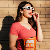 Primer plano de la etiqueta nutricional Moon Cheese resaltando proteína