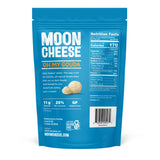 Moon Cheese primer plano de textura crujiente resaltando sabor Gouda