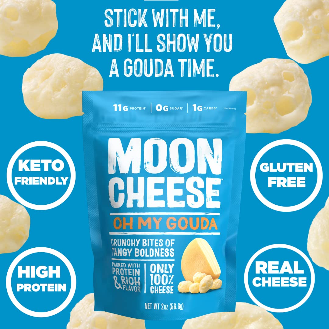 Moon Cheese bocadito en mano mostrando tamaño portátil y conveniencia