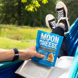 Moon Cheese snack en mochila durante caminata para energía y proteína