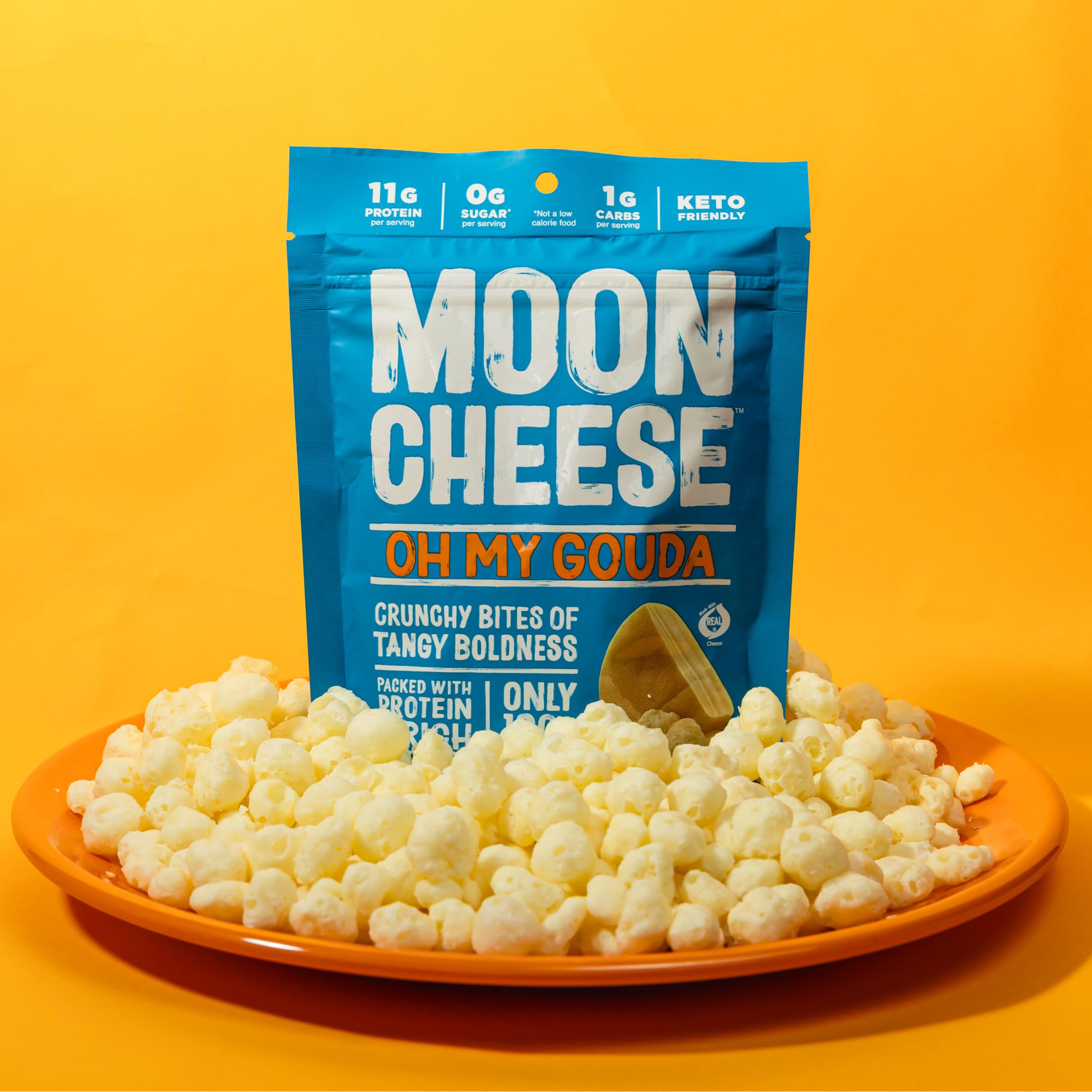 Moon Cheese paquete abierto con bocaditos listos para consumir al instante