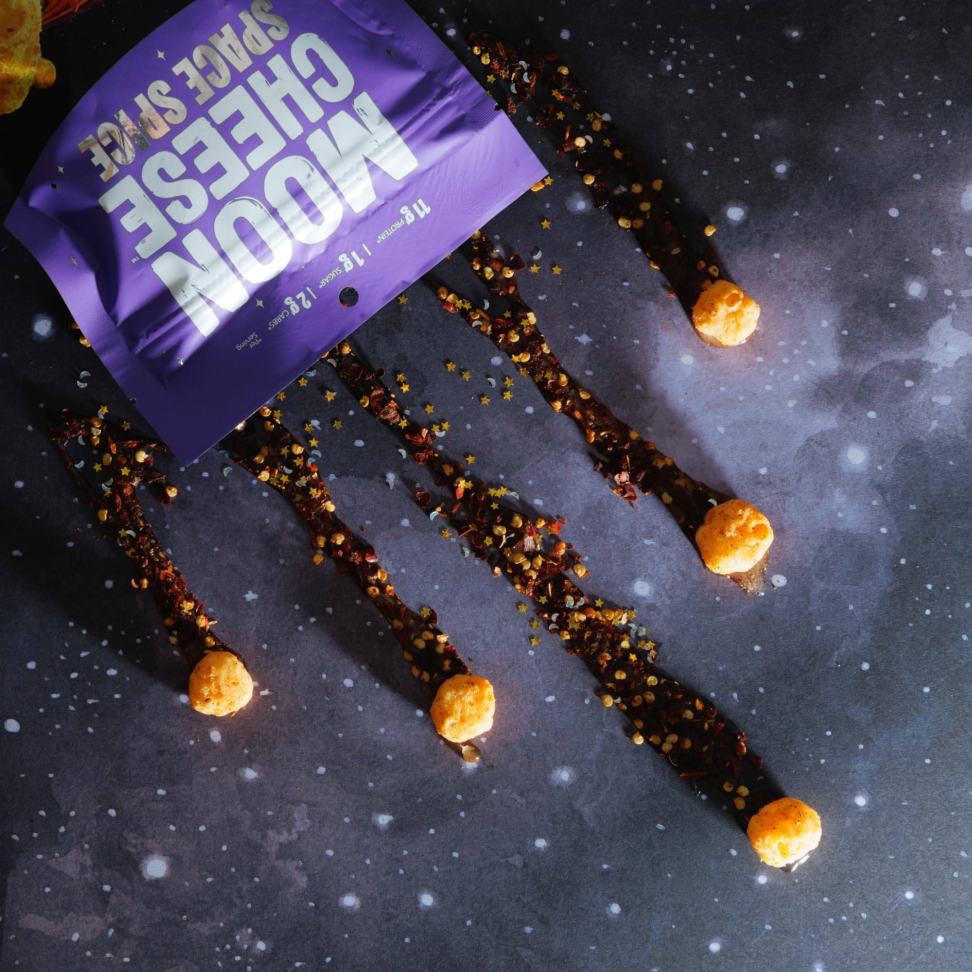 Moon Cheese bolsa abierta con trozos visibles, lista para consumir