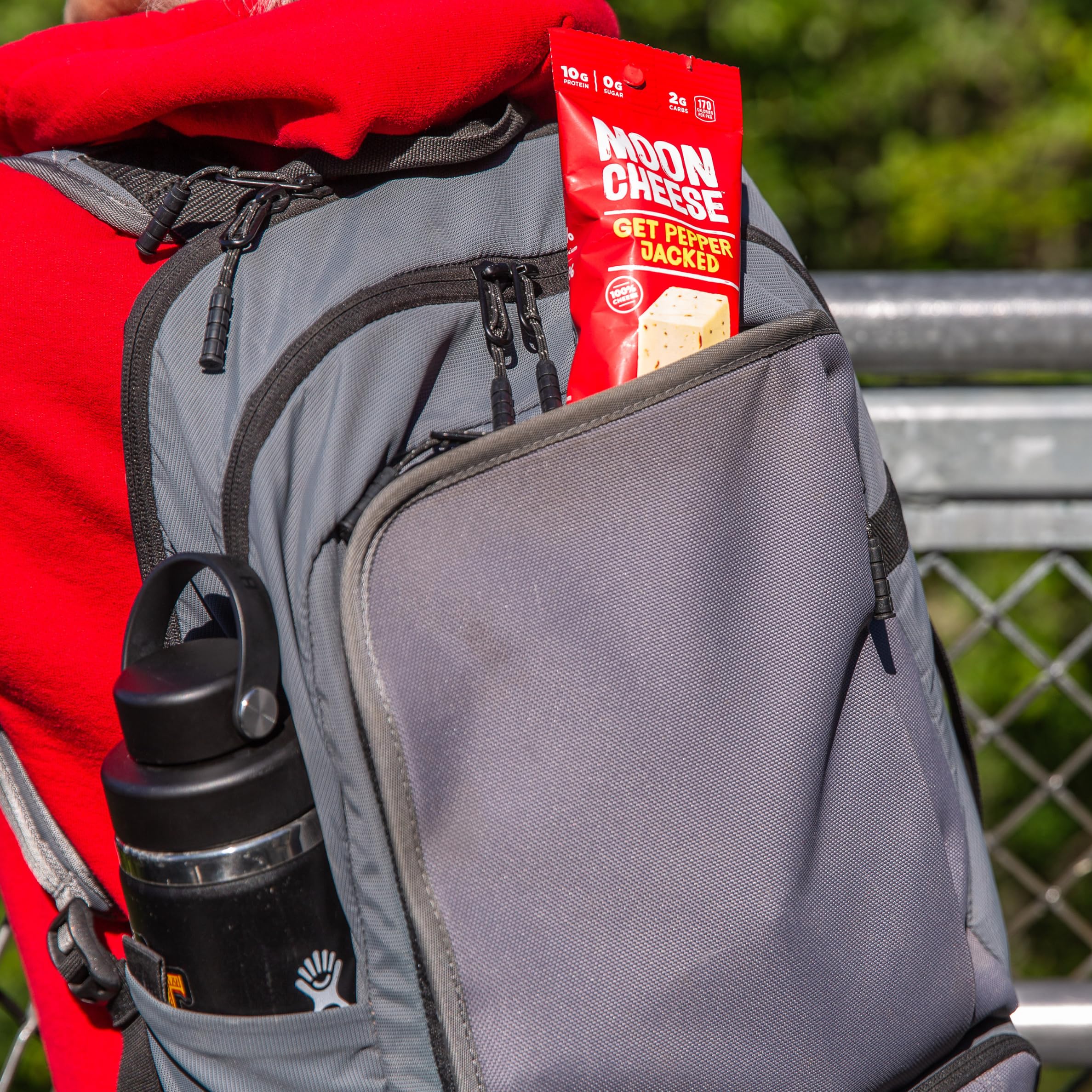 Moon Cheese Pepper Jack escena lifestyle snack para oficina y viajes