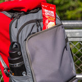 Moon Cheese Pepper Jack escena lifestyle snack para oficina y viajes