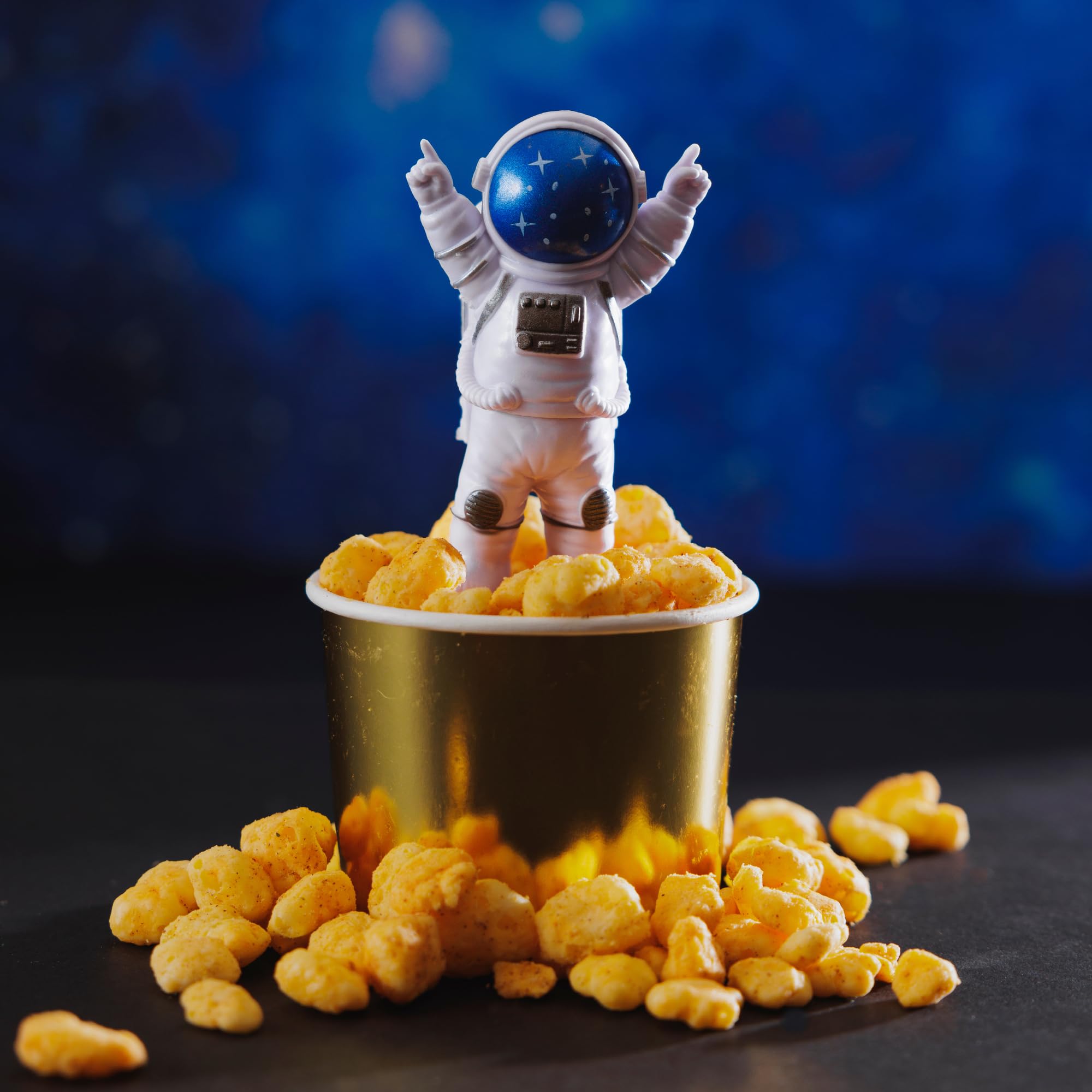 Moon Cheese en uso como merienda keto en oficina, satisface sin carbohidratos
