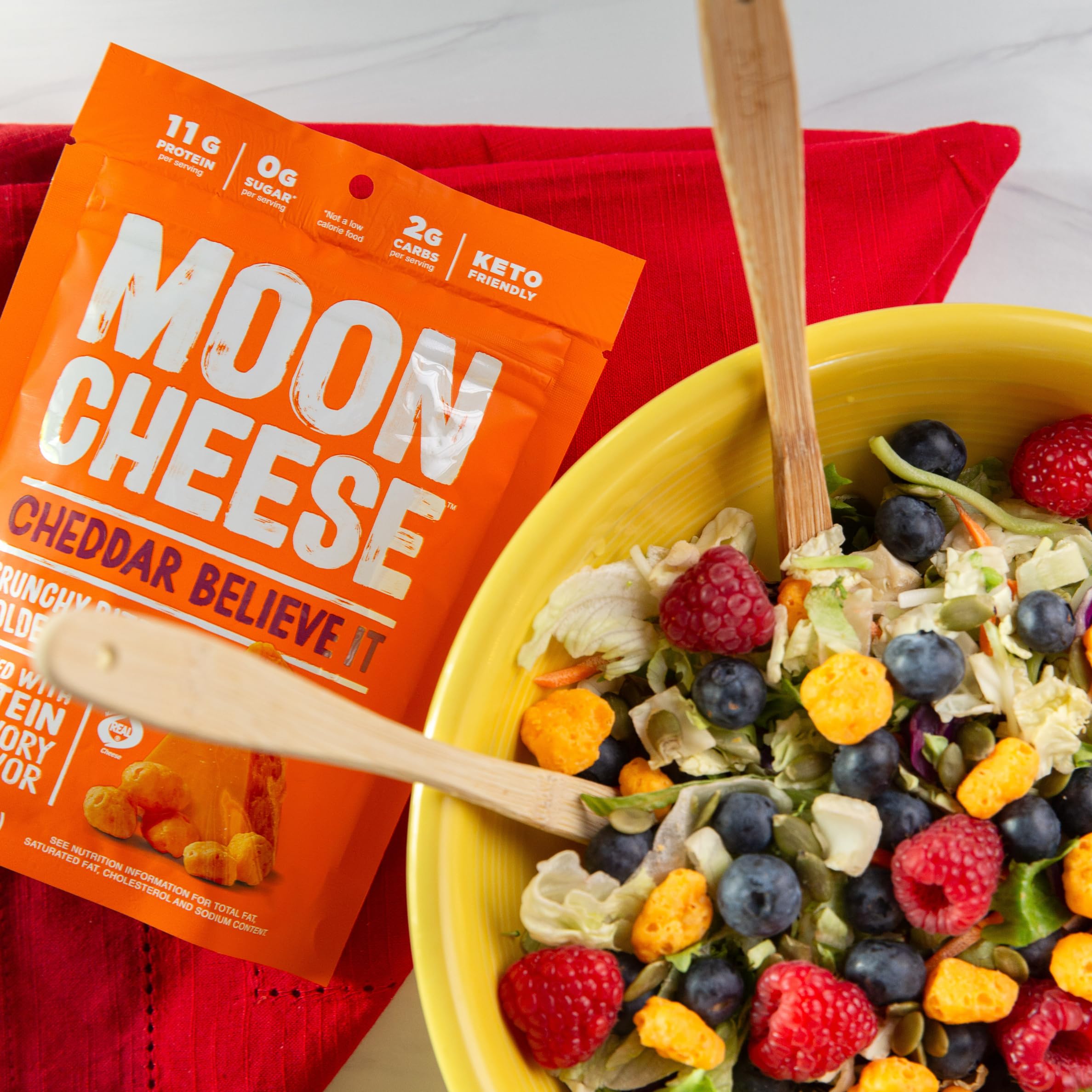 Moon Cheese servido en tabla de charcutería como snack sabroso y rico