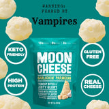 Moon Cheese comparación de tamaño junto a una mano para referencia