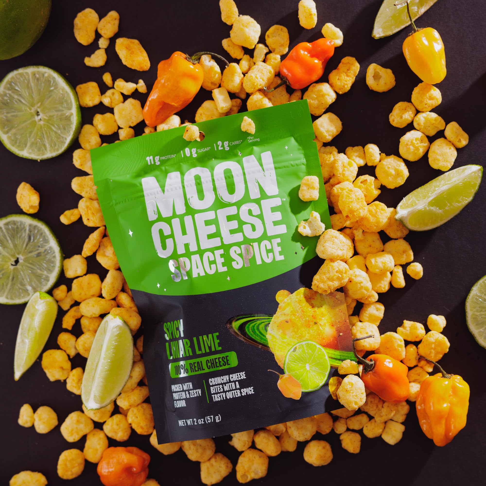 Moon Cheese junto a una regla para comparar tamaño de la bolsa