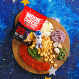 Moon Cheese primer plano de textura crujiente mostrando proteína concentrada