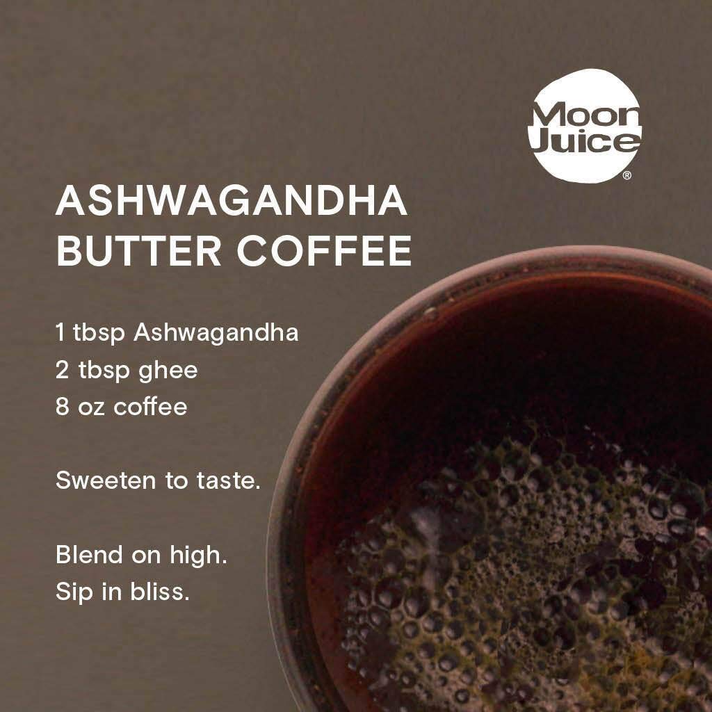 Moon Juice cucharilla con polvo de ashwagandha lista para añadir a bebidas