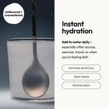 Vaso con agua y Mini Dew disuelto, Moon Juice brinda hidratación instantánea sin azúcar