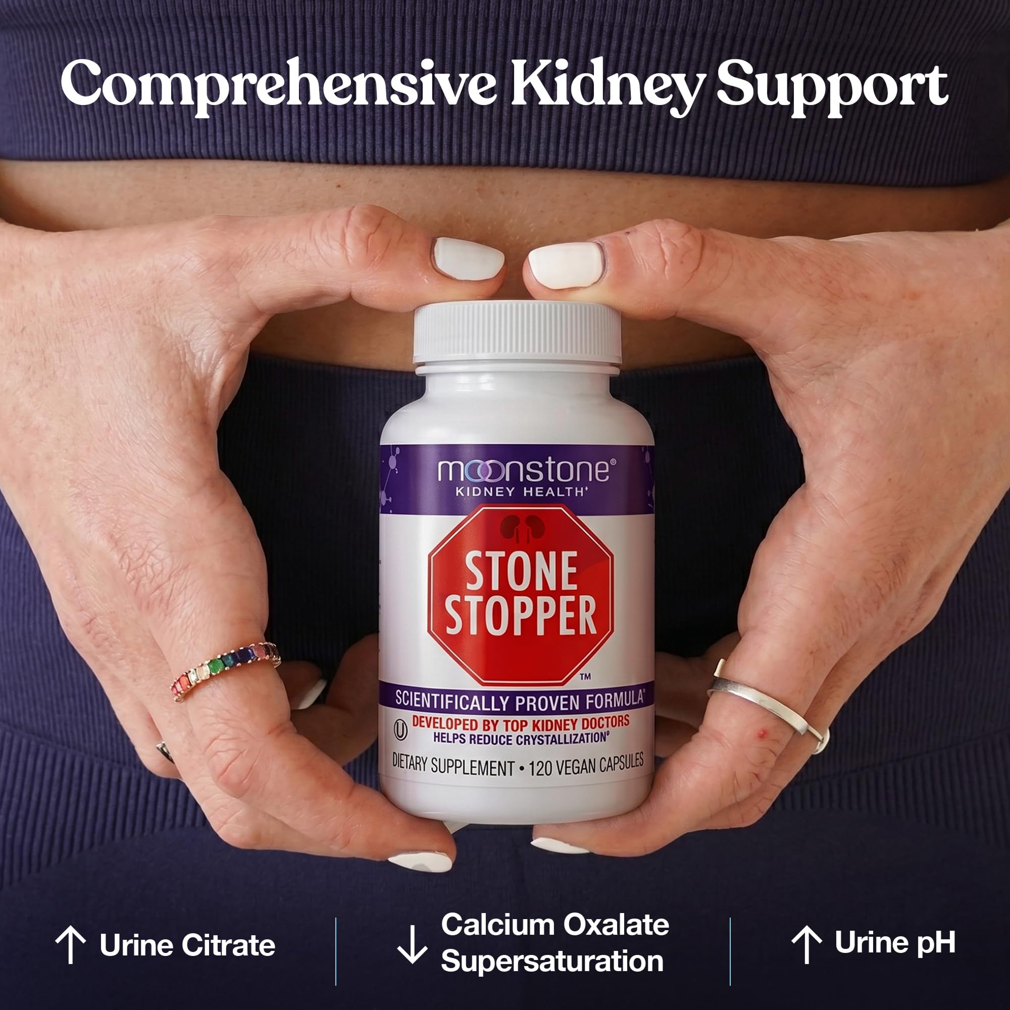 Capsulas Stone Stopper de Moonstone en mano para comparar tamaño y facilidad de ingestión