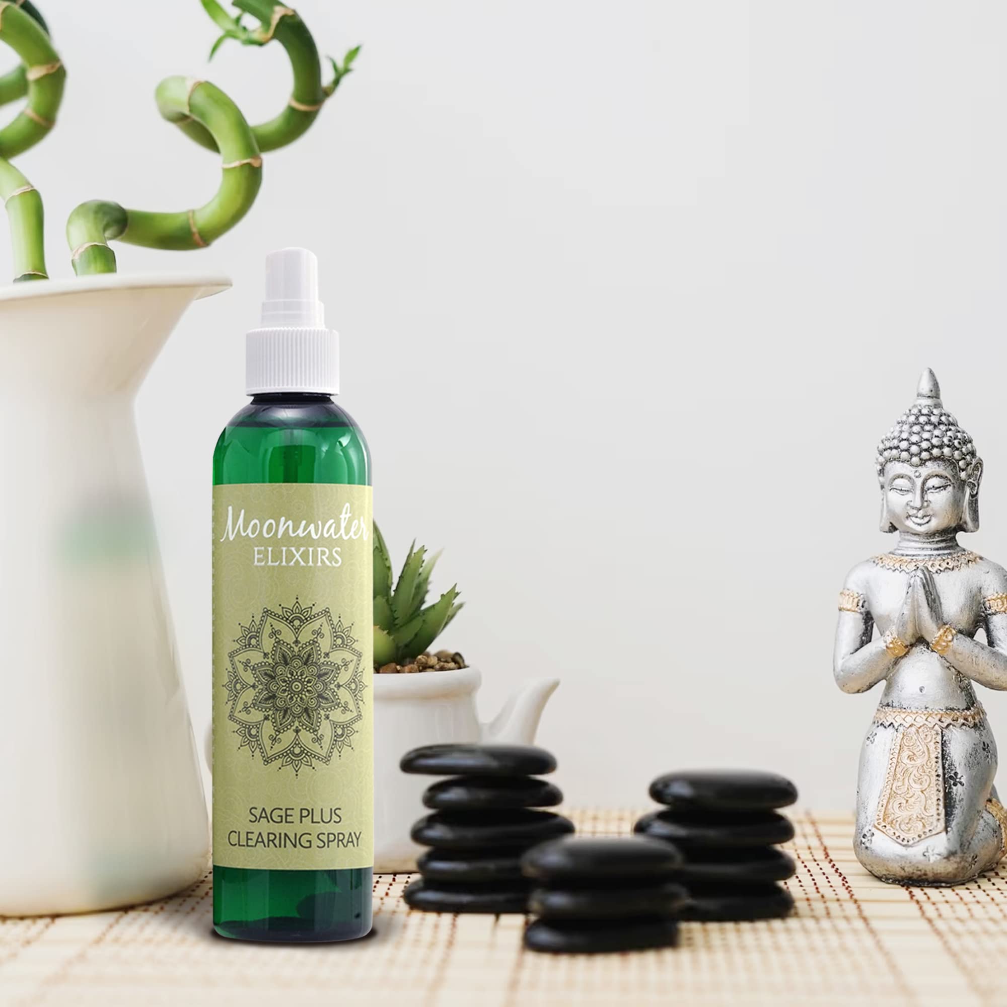 Moonwater Elixirs pulverizado sobre alfombra para limpieza sin humo