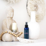 Moonwater Elixirs spray en uso durante meditación para proteger el aura