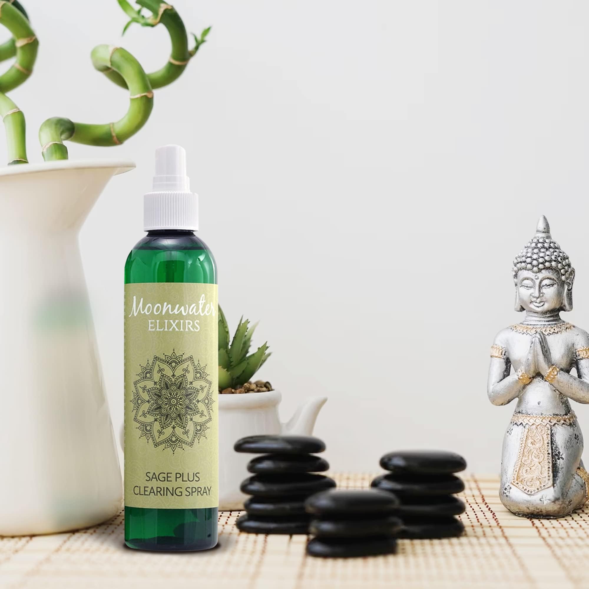 Moonwater Elixirs spray en uso purificando un cuarto rápidamente