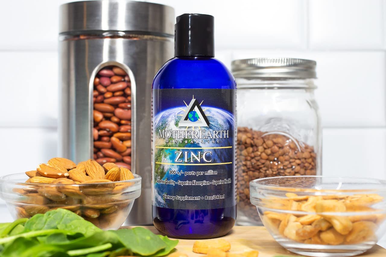 Mother Earth Minerals frasco junto a objeto cotidiano para comparar tamaño práctico