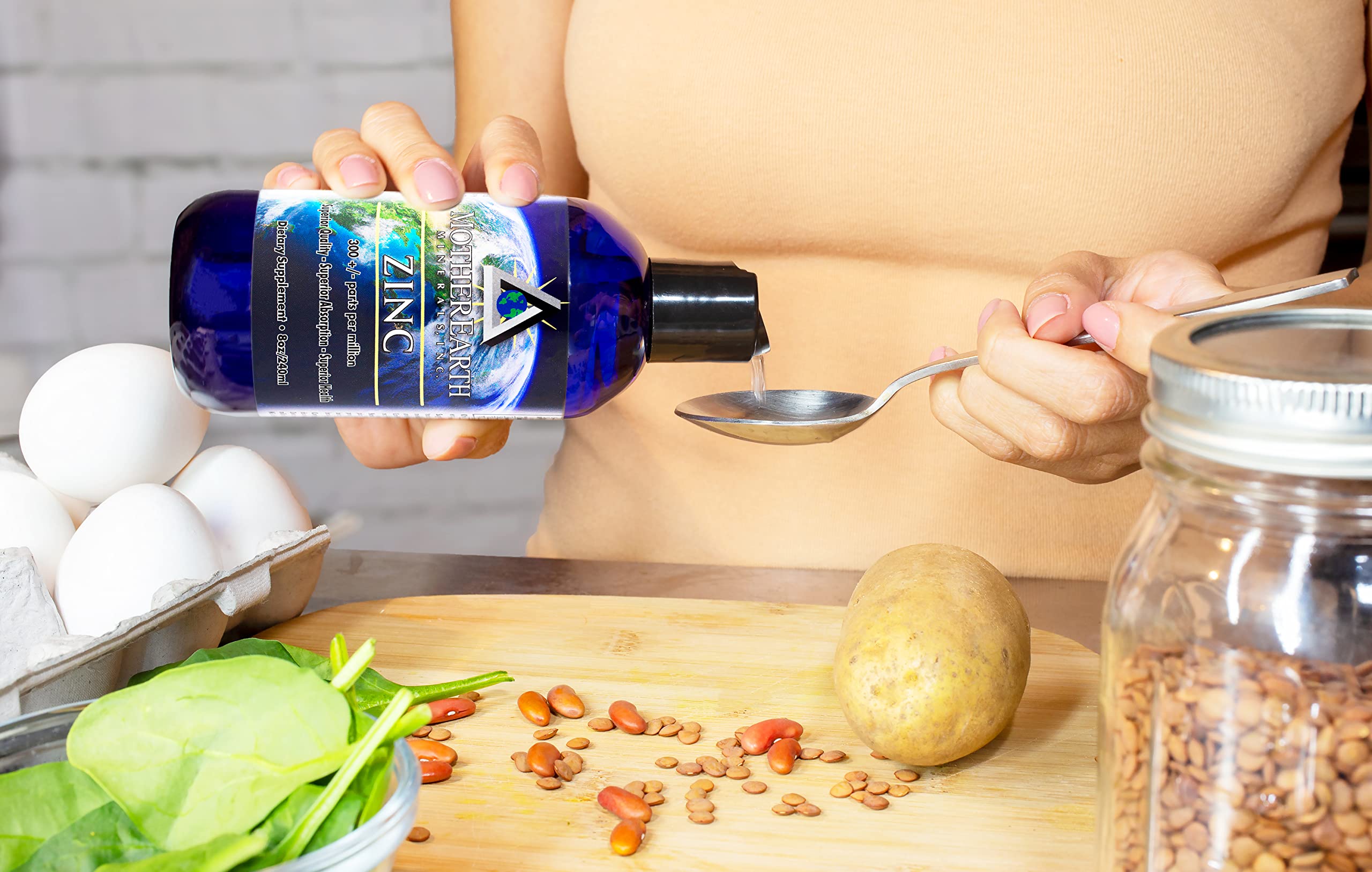 Mother Earth Minerals frasco en cocina entre frutas sugiriendo uso diario versátil
