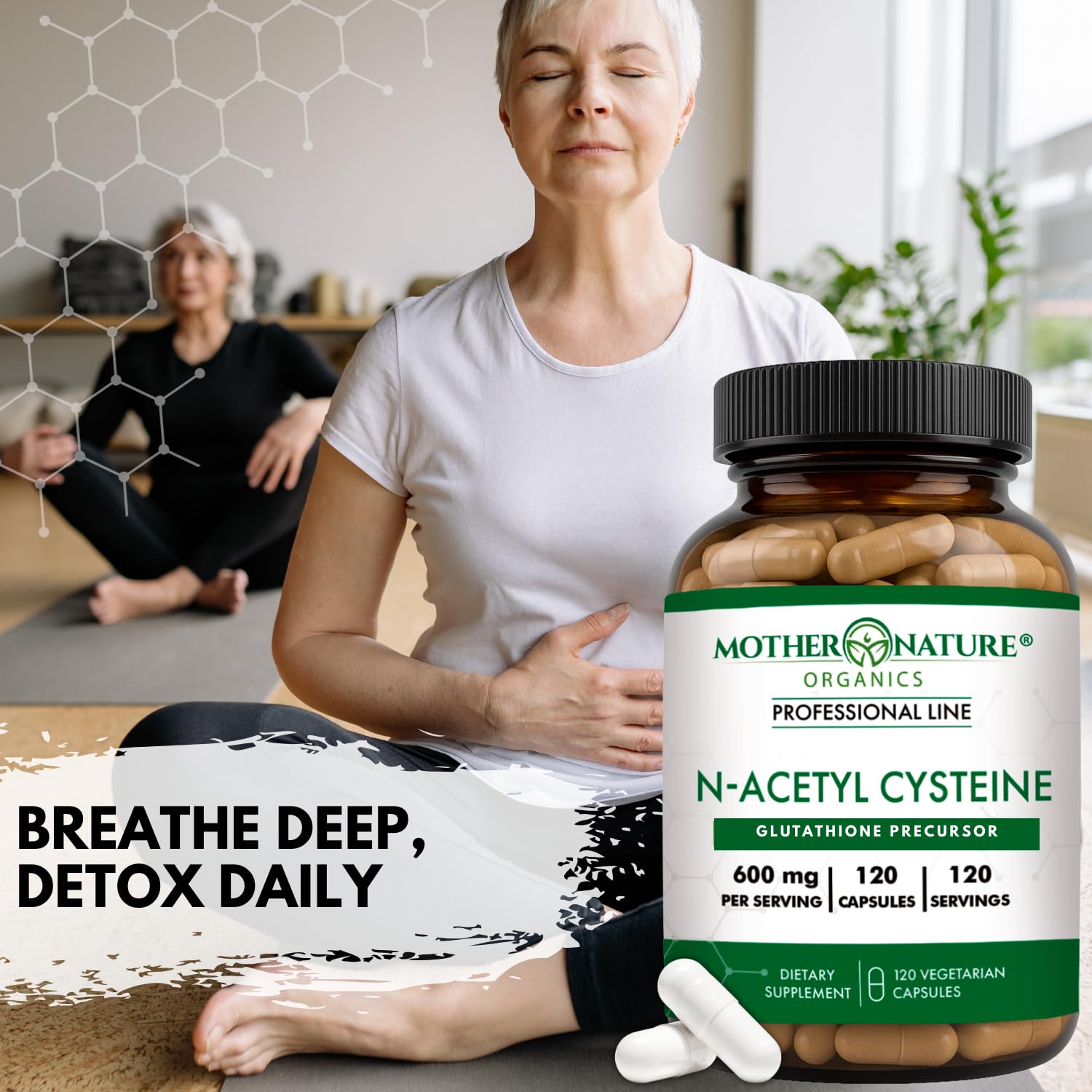 Mother Nature Organics manos sosteniendo cápsula para mostrar uso cómodo
