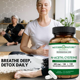 Mother Nature Organics manos sosteniendo cápsula para mostrar uso cómodo