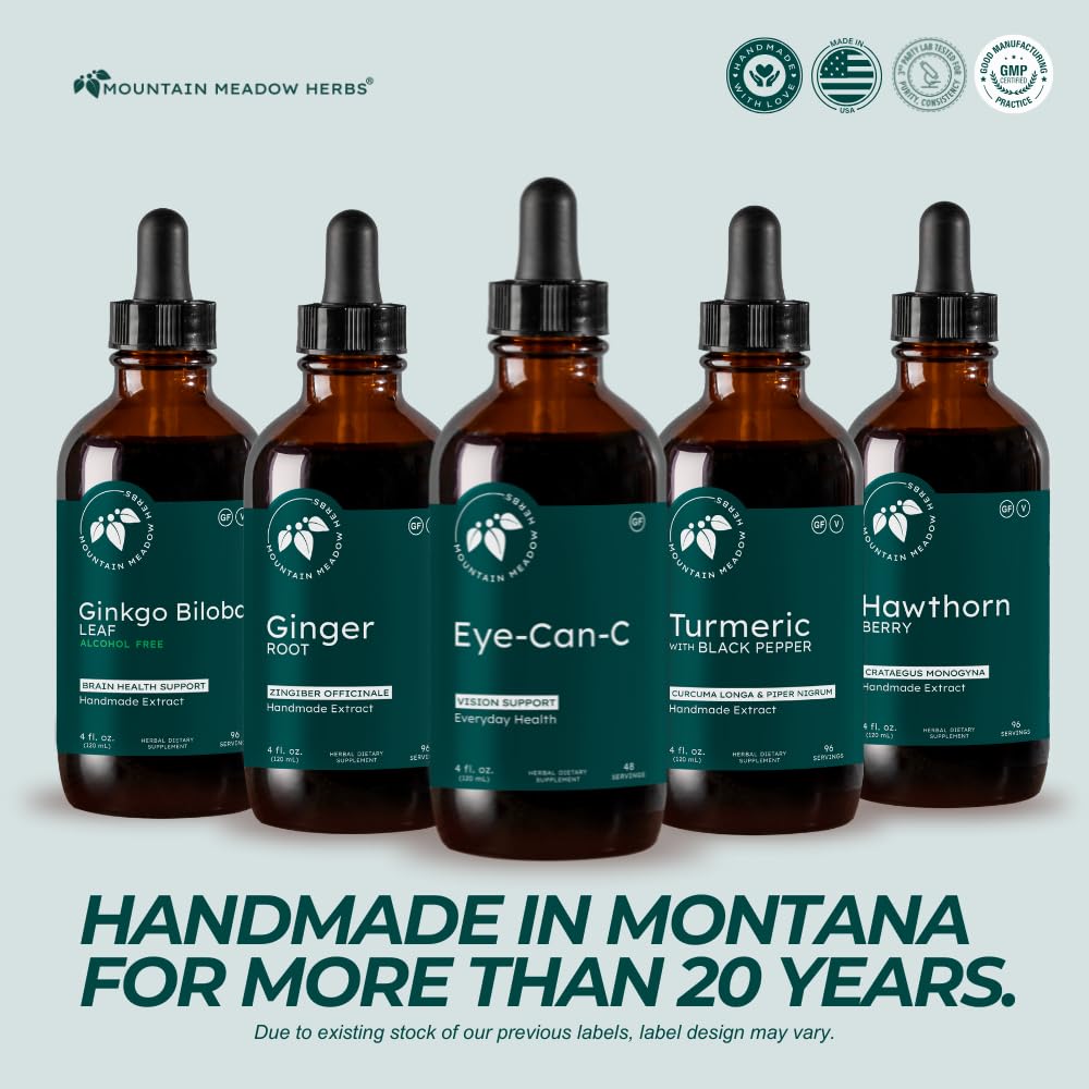 Mountain Meadow Herbs botella en mano para comparar tamaño y facilitar transporte