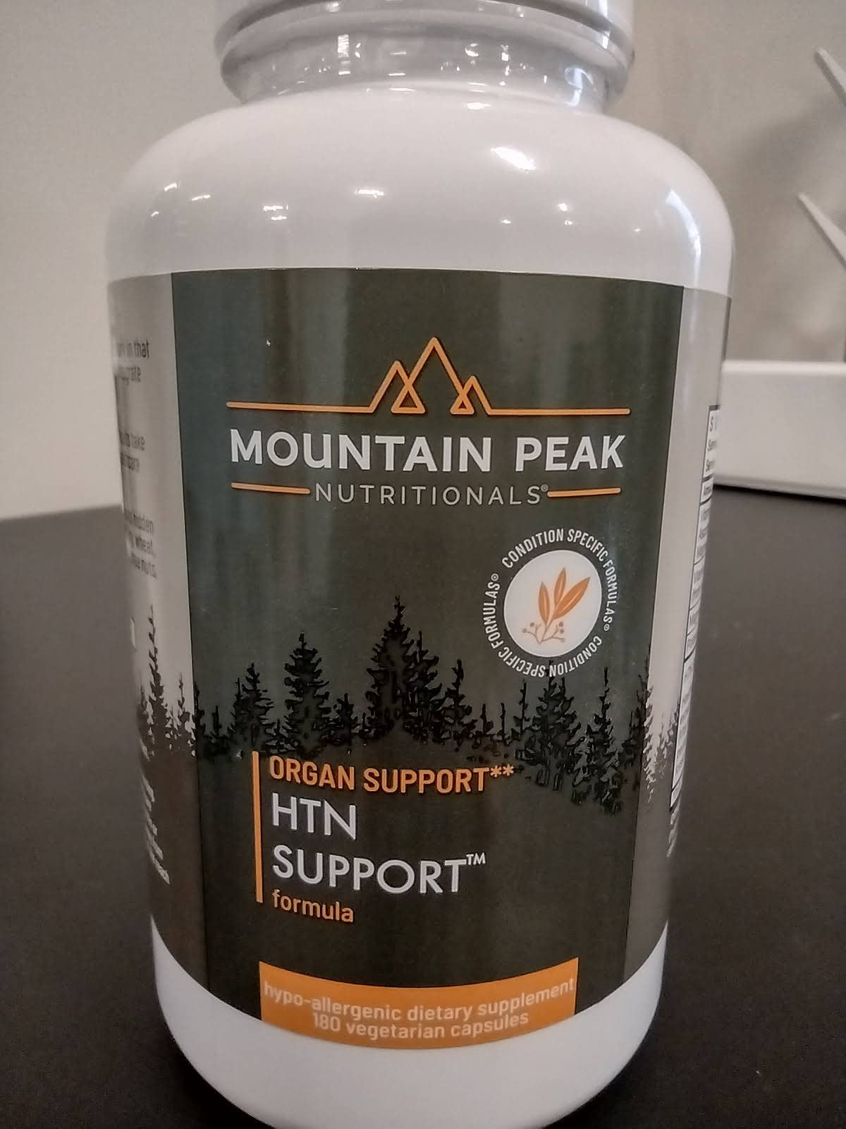 Mountain Peak Nutritionals producto junto a alimentos saludables para estilo de vida