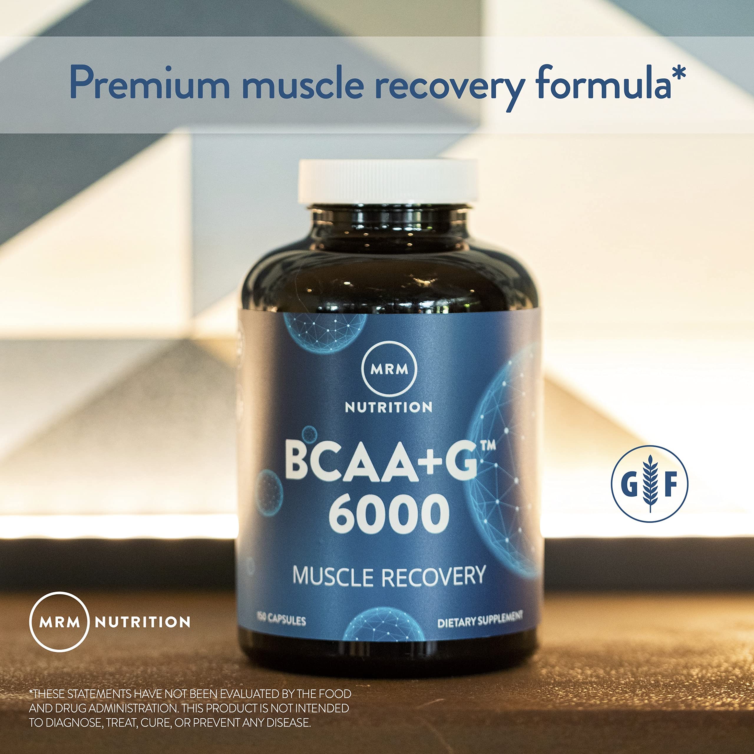 Cápsulas MRM BCAA+ junto a equipo de entrenamiento, beneficio: uso práctico postentreno