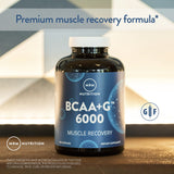 Cápsulas MRM BCAA+ junto a equipo de entrenamiento, beneficio: uso práctico postentreno