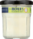 Mrs. MEYER'S vela encendida en salón creando ambiente fresco y relajante