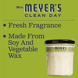 Mrs. Meyer's vela encendida en salón, crea ambiente acogedor