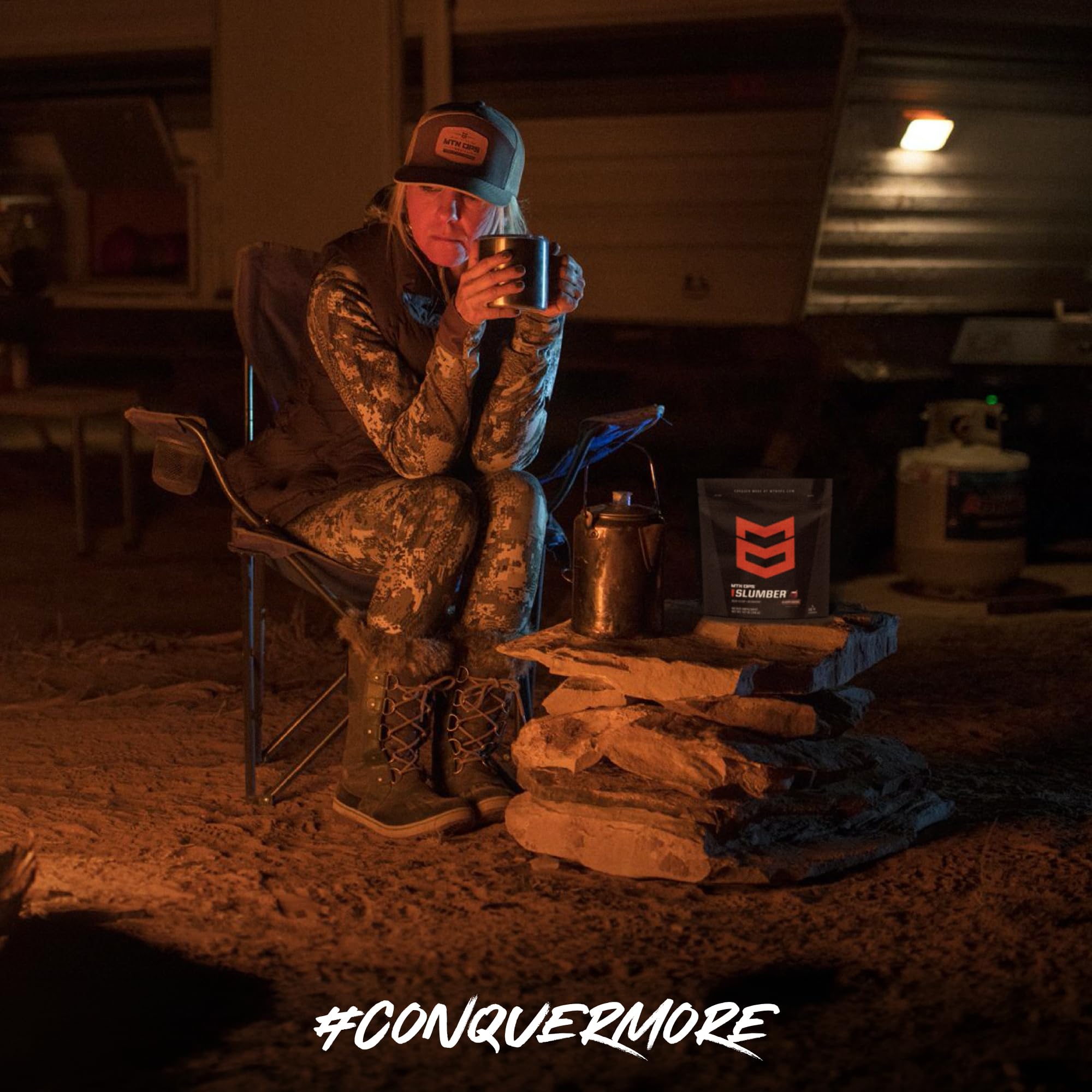 MTN OPS gomitas dispersas sobre mesa junto a frutas berry, atractivo y sabor real