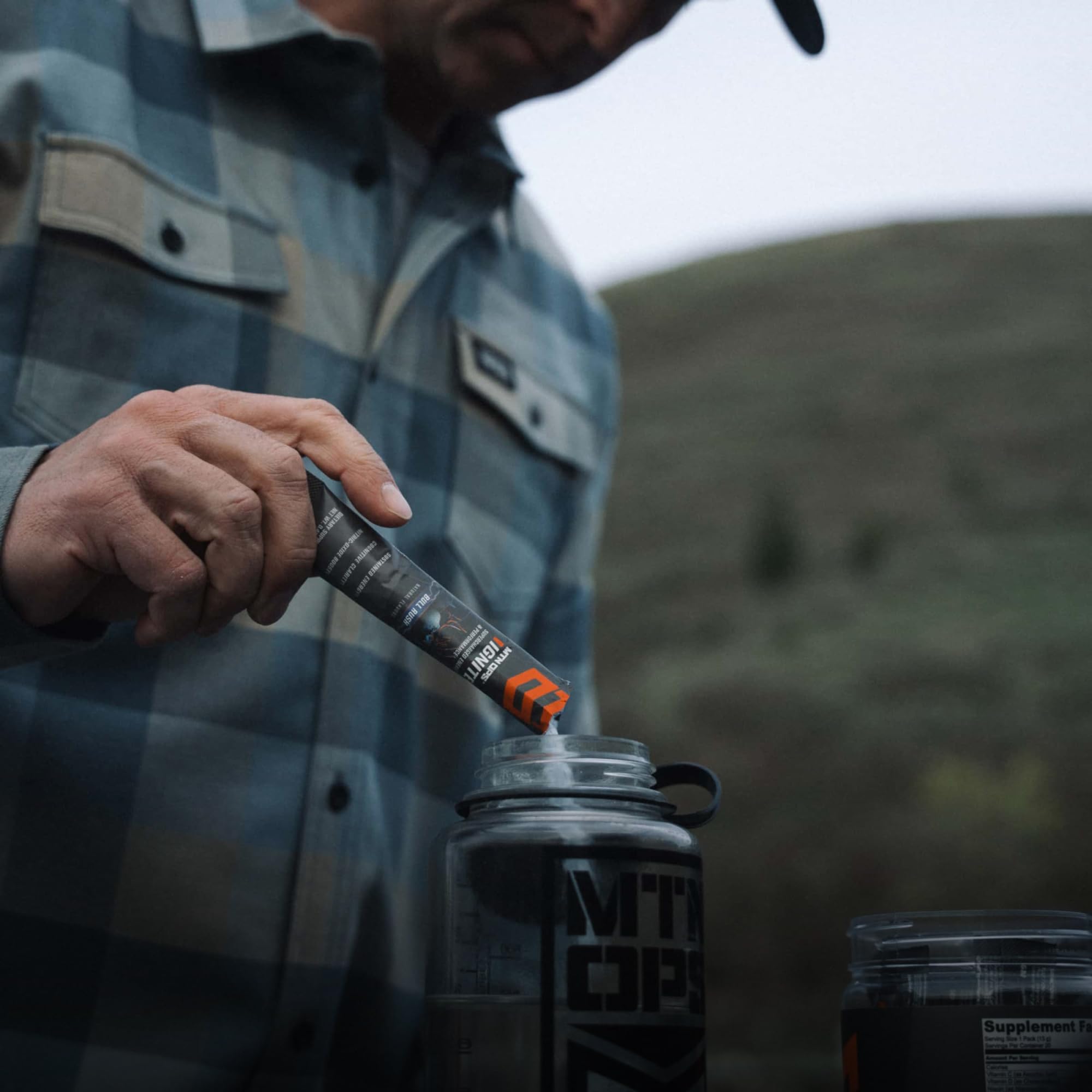 MTN OPS etiqueta de ingredientes del producto destacando cafeína, aminoácidos y nootrópicos
