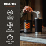 Vaso con MTN OPS Ignite Lite Forest Berry preparado y refrescante antes de entrenamiento