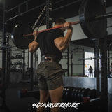 Estilo de vida activo con MTN OPS Ox en la mesa junto a equipo de gimnasio